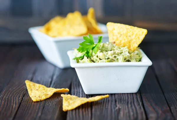 Nachos avec sauce sur assiette — Photo