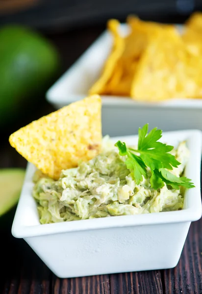 Nachos with sauce on plate — Stock Photo, Image