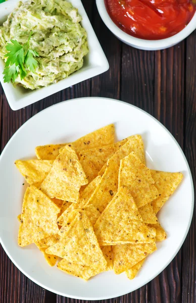 Nachos com molho no prato — Fotografia de Stock