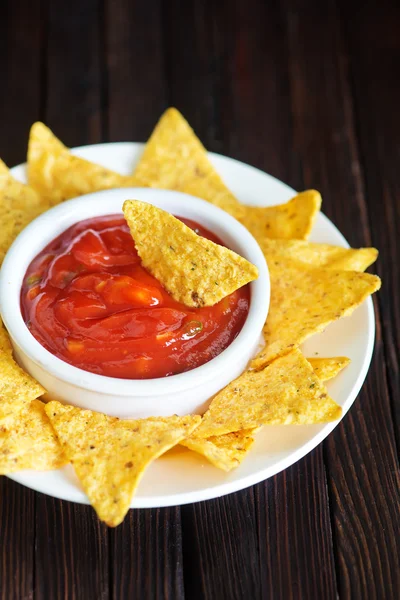 Nachos with sauce on plate — Stock Photo, Image