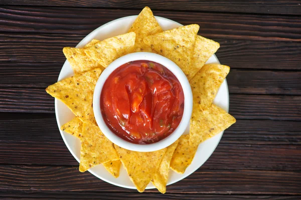 Nachos with sauce on plate — Stock Photo, Image