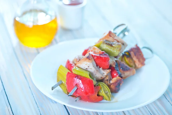 Sabroso kebab en plato —  Fotos de Stock