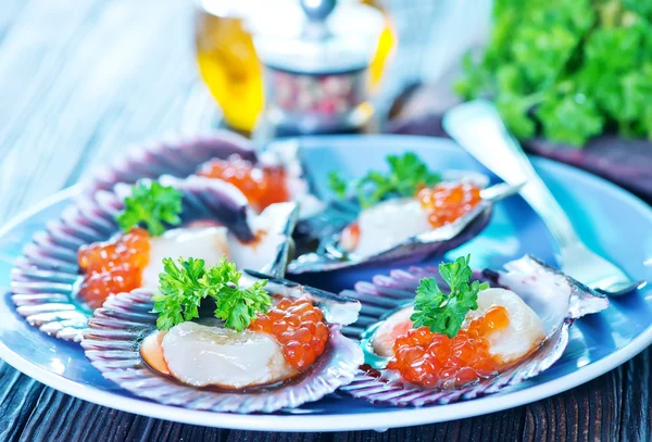 Vieira com caviar vermelho na placa — Fotografia de Stock