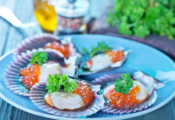 Vieira com caviar vermelho na placa — Fotografia de Stock