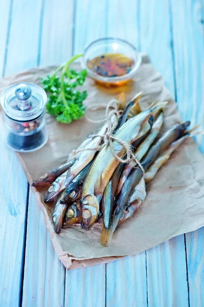 Räucherfisch auf Papier — Stockfoto