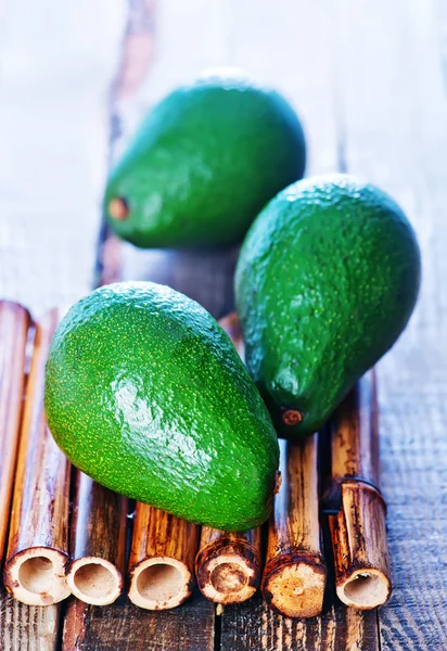 Verse avocado op bamboe bord — Stockfoto