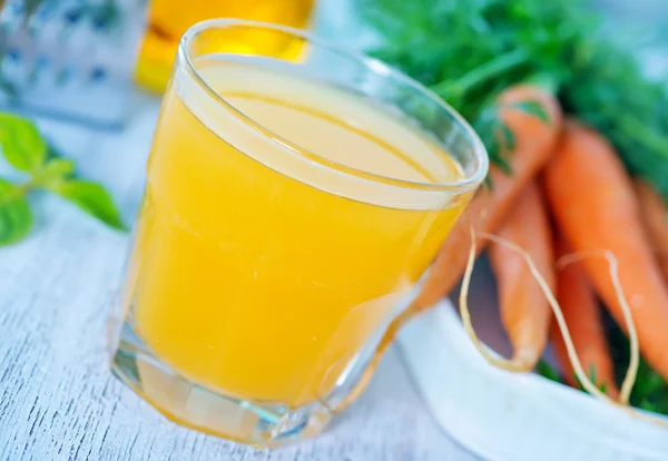 Morotsjuice i glas — Stockfoto