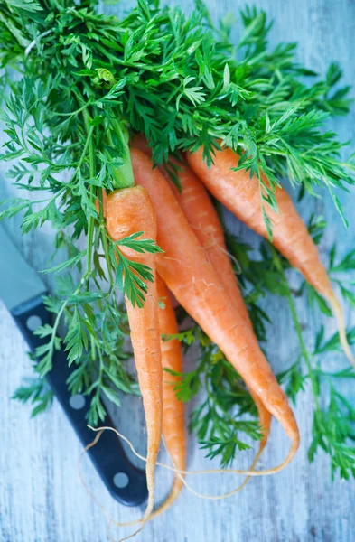 Zanahoria fresca y cuchillo — Foto de Stock