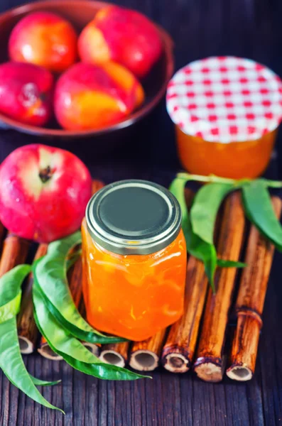 Confiture de pêche dans une banque de verre — Photo