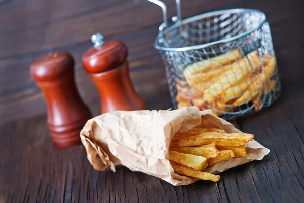 Batata frita em saco de papel — Fotografia de Stock