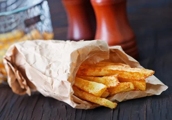 Batata frita em saco de papel — Fotografia de Stock