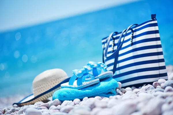 Blauwe handdoek op zee strand — Stockfoto