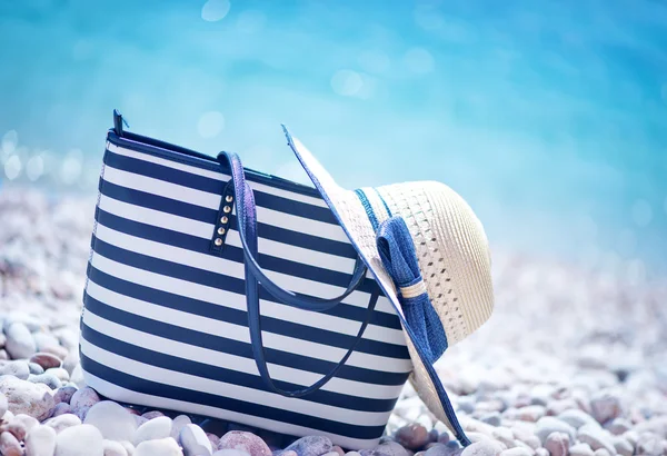 海のビーチに青いタオル — ストック写真