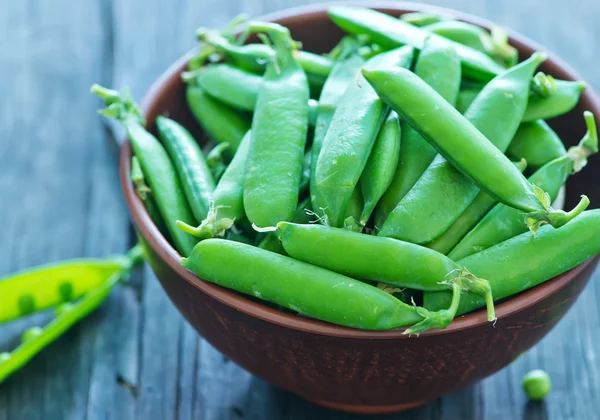 Groene erwten in schaal — Stockfoto