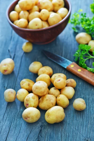 Rå potatis i skål — Stockfoto