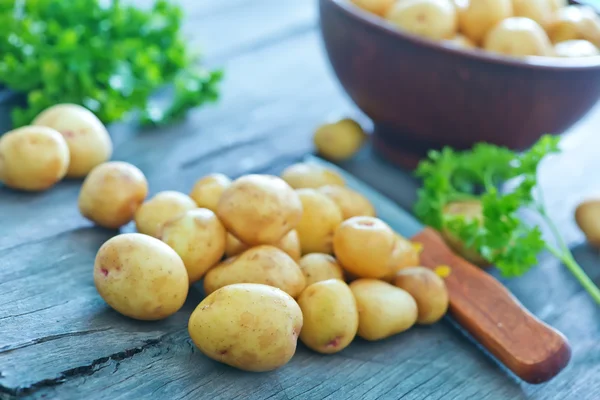 Patatas crudas en tazón —  Fotos de Stock