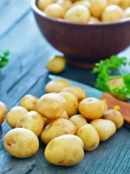 Ruwe aardappelen in kom — Stockfoto