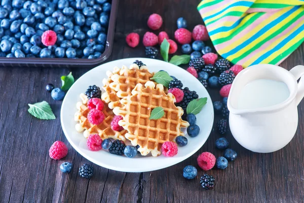 Wafels z jagodami i świeżego mleka — Zdjęcie stockowe