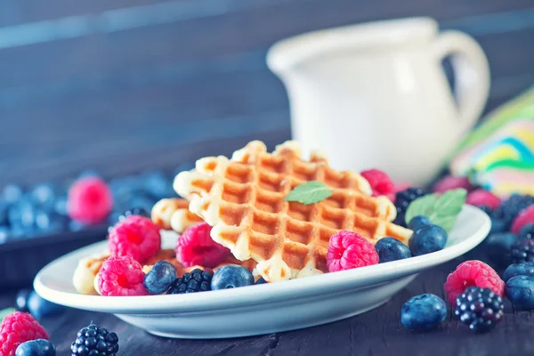 Wafels with berries and fresh milk — Stock Photo, Image