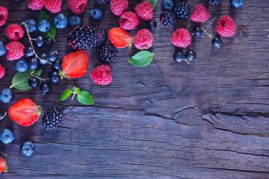 karışık meyveli masada