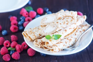 Krep plaka üzerinde çilek ile