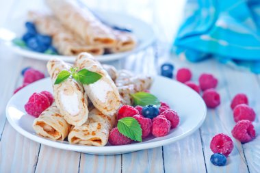 çilek plakaları ile Pancakes