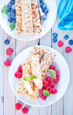 çilek plakaları ile Pancakes