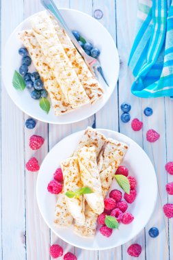 çilek plakaları ile Pancakes