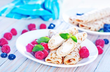 çilek plakaları ile Pancakes