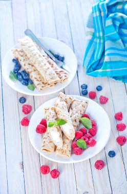 çilek plakaları ile Pancakes