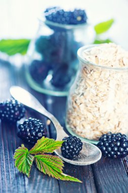 Oat flakes with blackberries