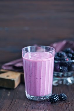 Yogurt with blackberries in bowl