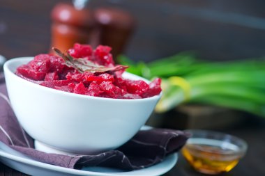 Kızarmış pancar beyaz kase