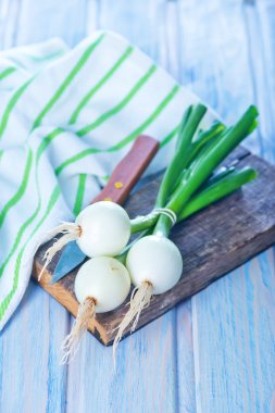 Taze soğan ve bıçak