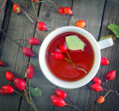 kuşburnu ile taze çay