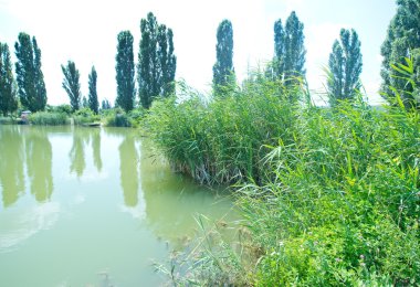 göl ve mavi gökyüzü Kırım '
