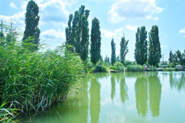 göl ve mavi gökyüzü Kırım '
