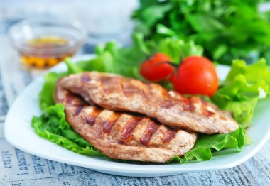 Kızarmış tavuk ve salata