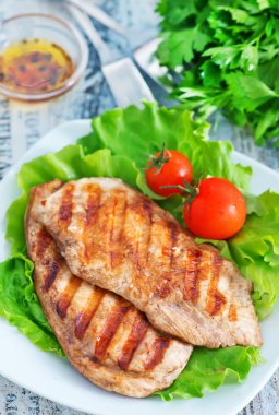 Kızarmış tavuk ve salata