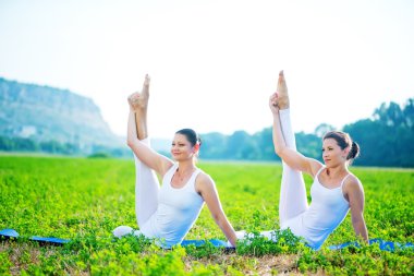 Kadınlar pratik Yoga alanı