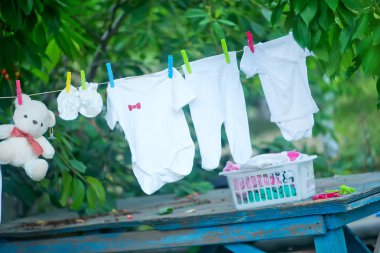 asılı bebek giysileri