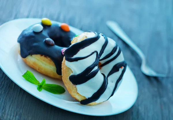 Süße Donuts auf dem Teller — Stockfoto