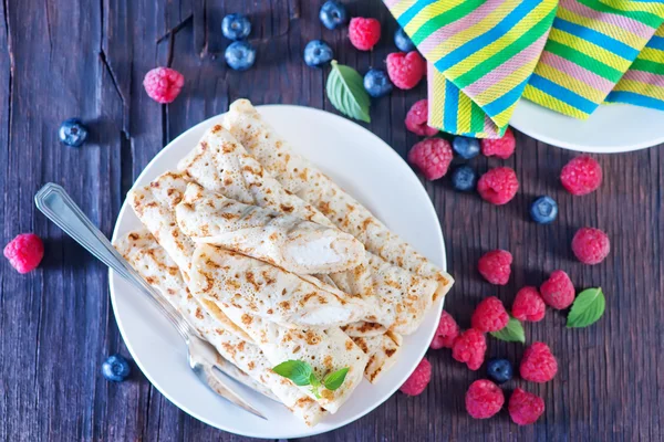 Krep plaka üzerinde çilek ile