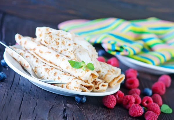 Tortitas con bayas en el plato — Foto de Stock