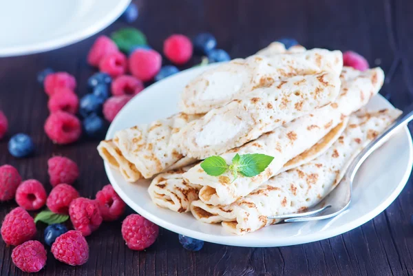 Krep plaka üzerinde çilek ile