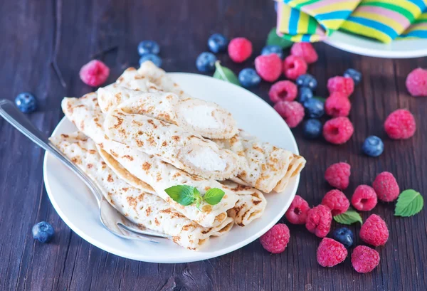 Krep plaka üzerinde çilek ile