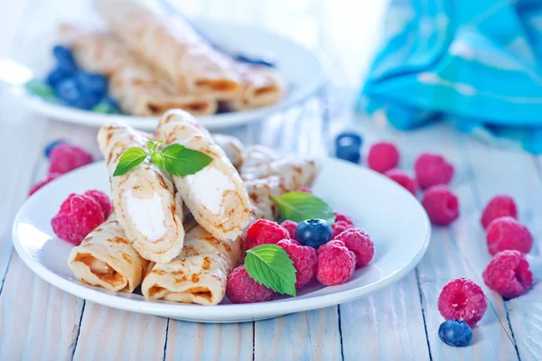 çilek plakaları ile Pancakes
