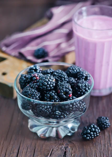Yogurt with blackberries in bowl — Stock Photo, Image