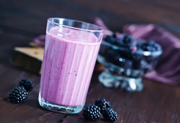 Yogurt with blackberries in bowl — Stock Photo, Image