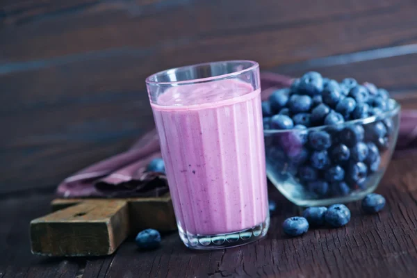 Yoghurt met bosbessen in kom — Stockfoto